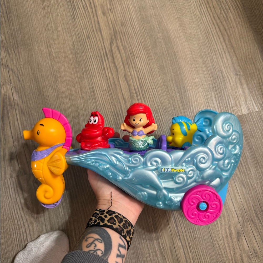 Little People Disney Princess Ariel's Seahorse Carriage Lights Up With Music